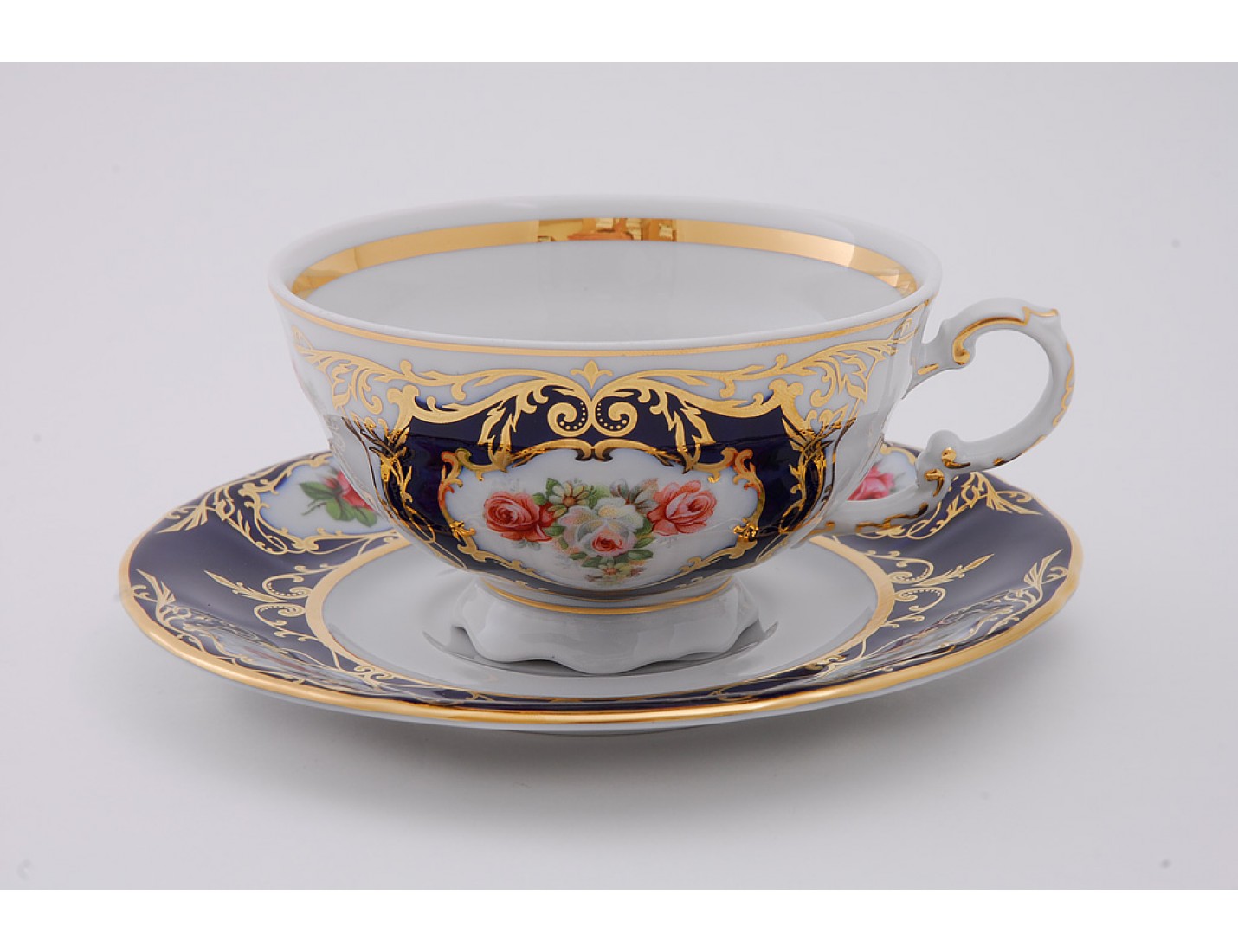Чашка сервиз такое же как. Красивые чашки. Фарфоровая чашка. Чайный сервиз богемия 2 персоны. Набор чайных пар leander соната мелкие цветы кобальт 200мл(6 пар).
