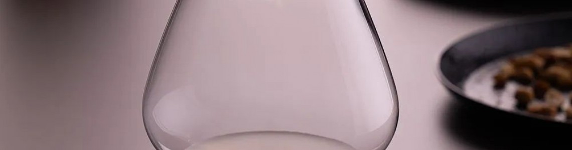  широкий выбор бокалов для коньяка.