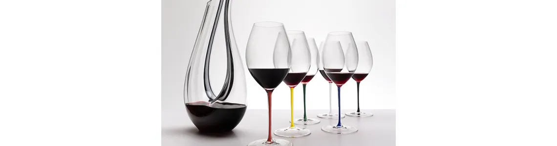 широкий выбор бокалов для красного и белого вина.