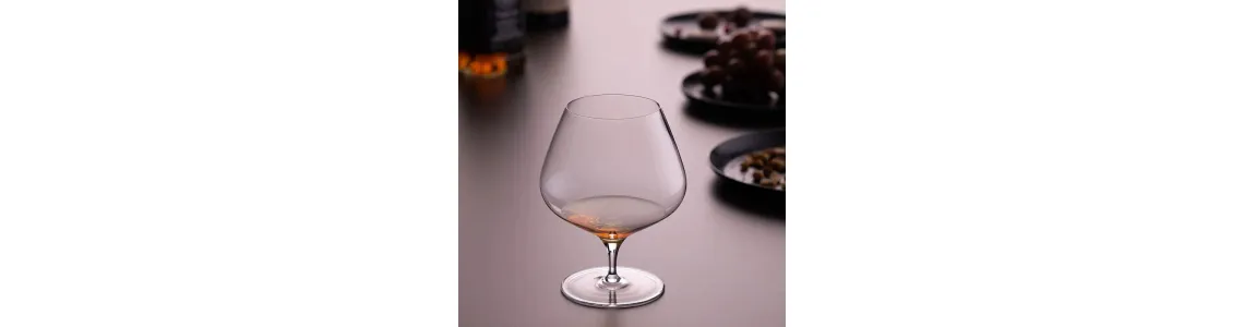  широкий выбор бокалов для коньяка.